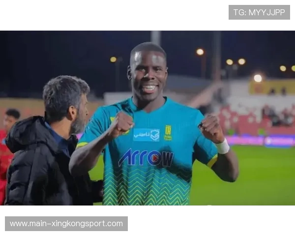 山东泰山祖马盯住第一落点，定位球防守稳住局面