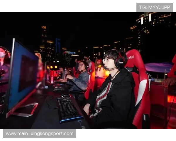 电竞迷刷屏:年度最疯狂操作回顾 电竞迷刷屏:年度最疯狂操作回顾